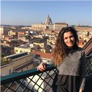 Docente di diritto ed economia impartisce lezioni